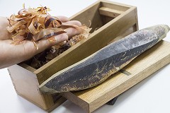 枯れ節と鰹節削り器