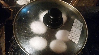 フライパンにフタをして、ゆで卵を作る